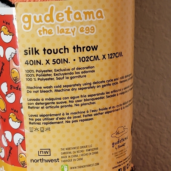 SANRIO GUDETAMA HELLO KITTY & FRIENDS PLUSH SILK  TOUCH THROW BLANKET - Picture 3 of 5